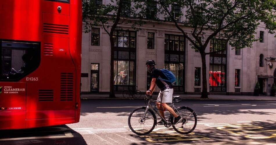 Wenn Sie die richtigen Sicherheitsvorkehrungen treffen, ist das Radfahren eine einzigartige Möglichkeit, die Stadt zu erleben und zu genießen.